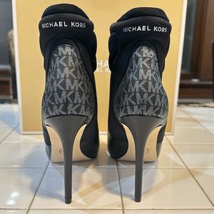NIB Michael Kors Uma Leather and Scuba Ankle Boots
